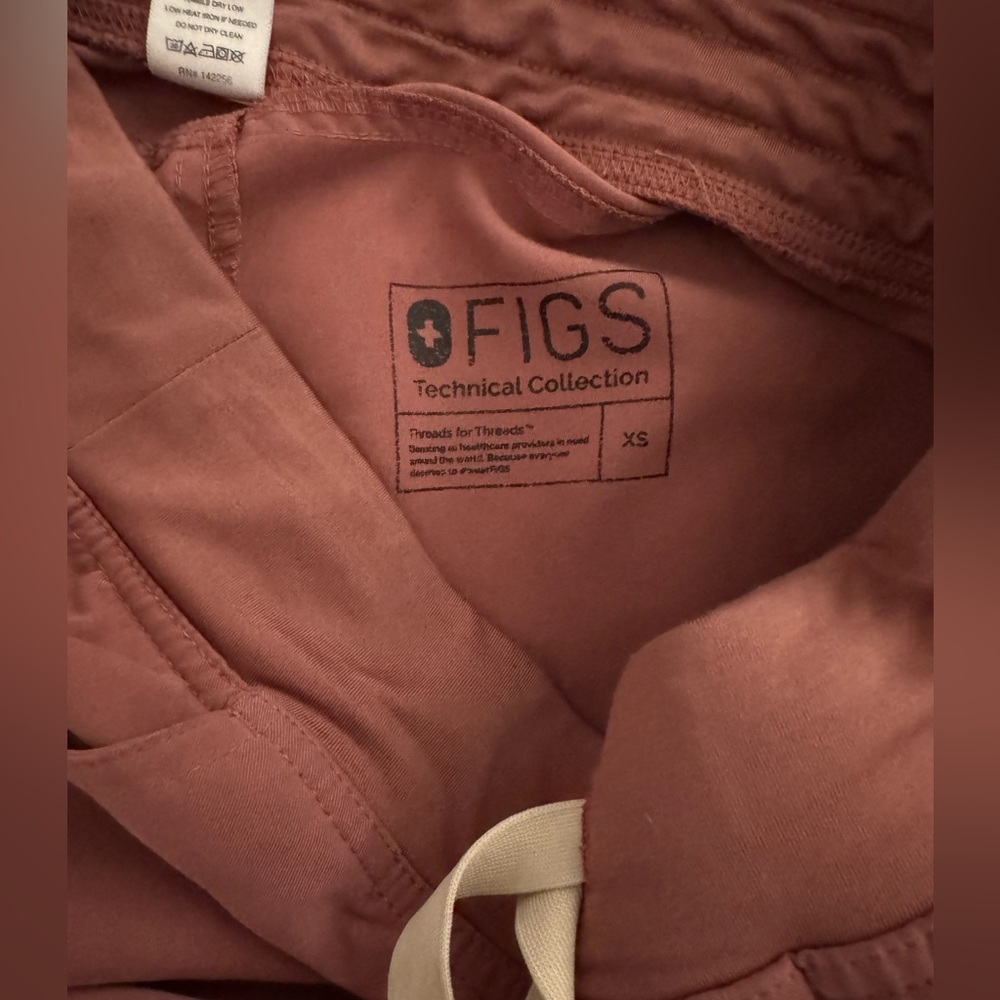 Figs Women's Kade Cargo Pant in Mauve - Picture 6 of 7